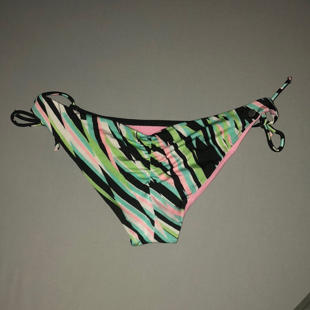 Volcom bikini - Picture 2 of 4
